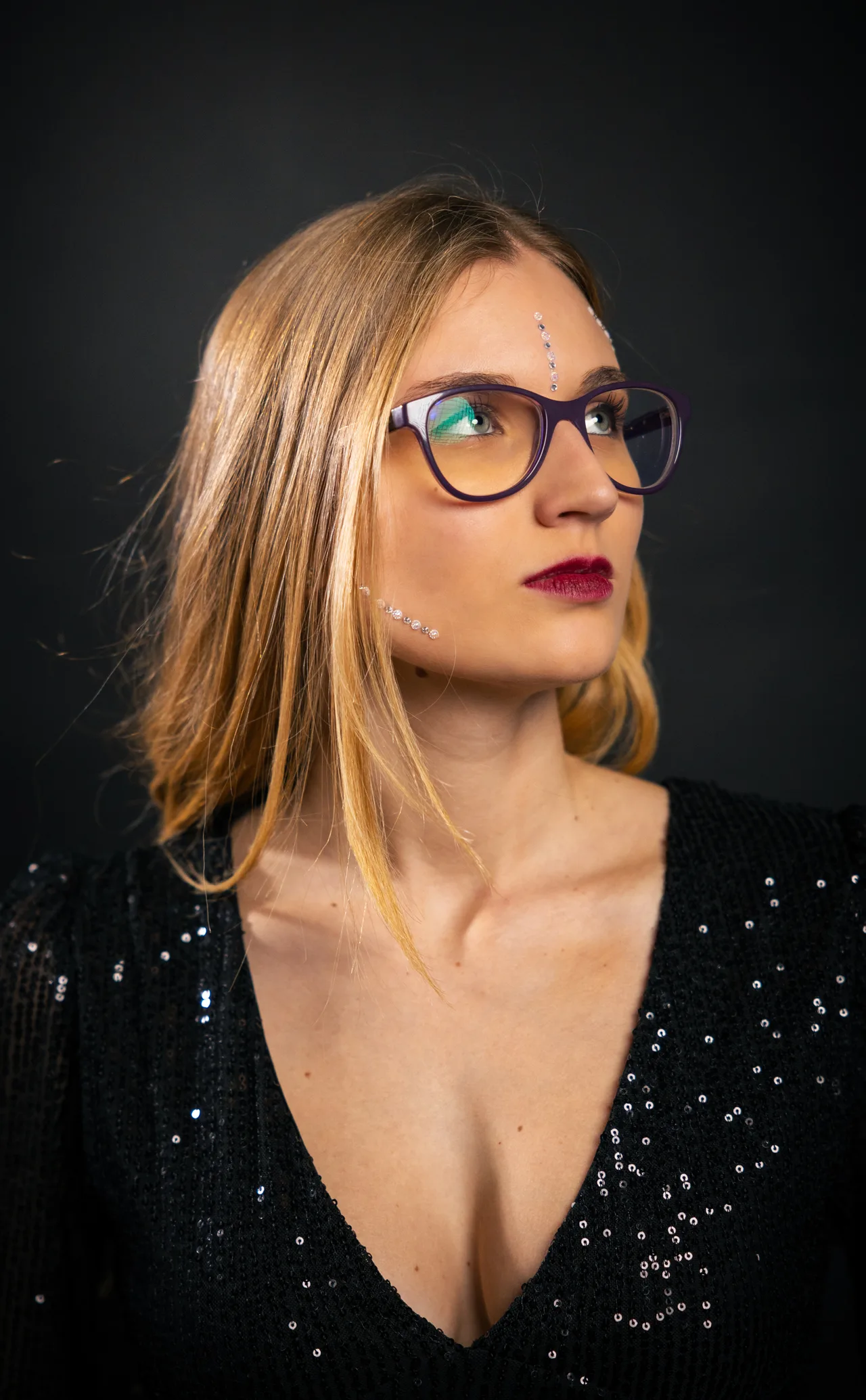 Portret glasbenice v profilu