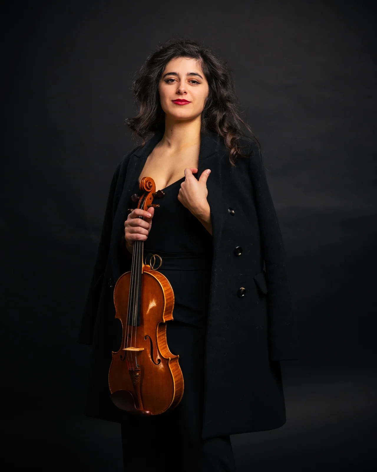 Portret violistke v plašču