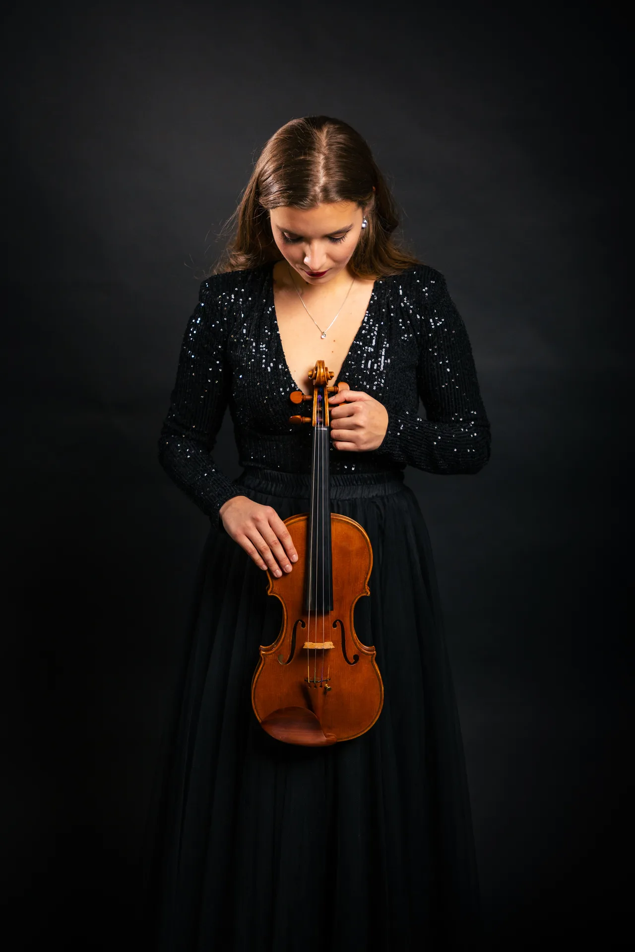 Portret violinistke s pogledom navzdol