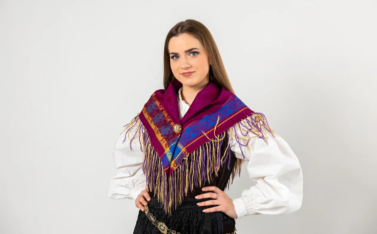 Portret pevke v narodni noši z ruto