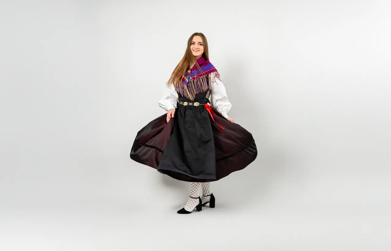Pevka v narodni noši v zamahu krila