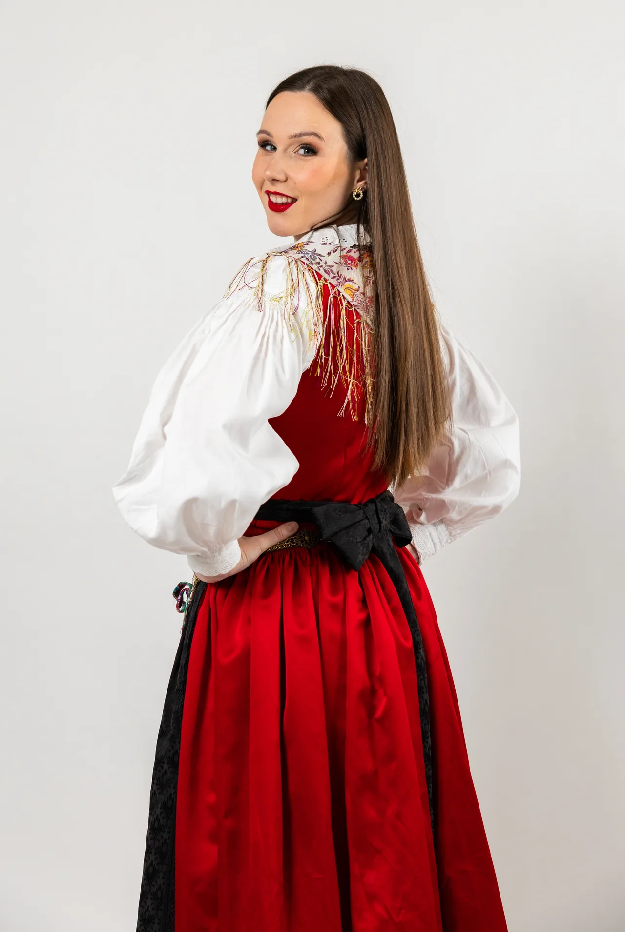 Portret pevke v narodni noši, pogled čez ramo