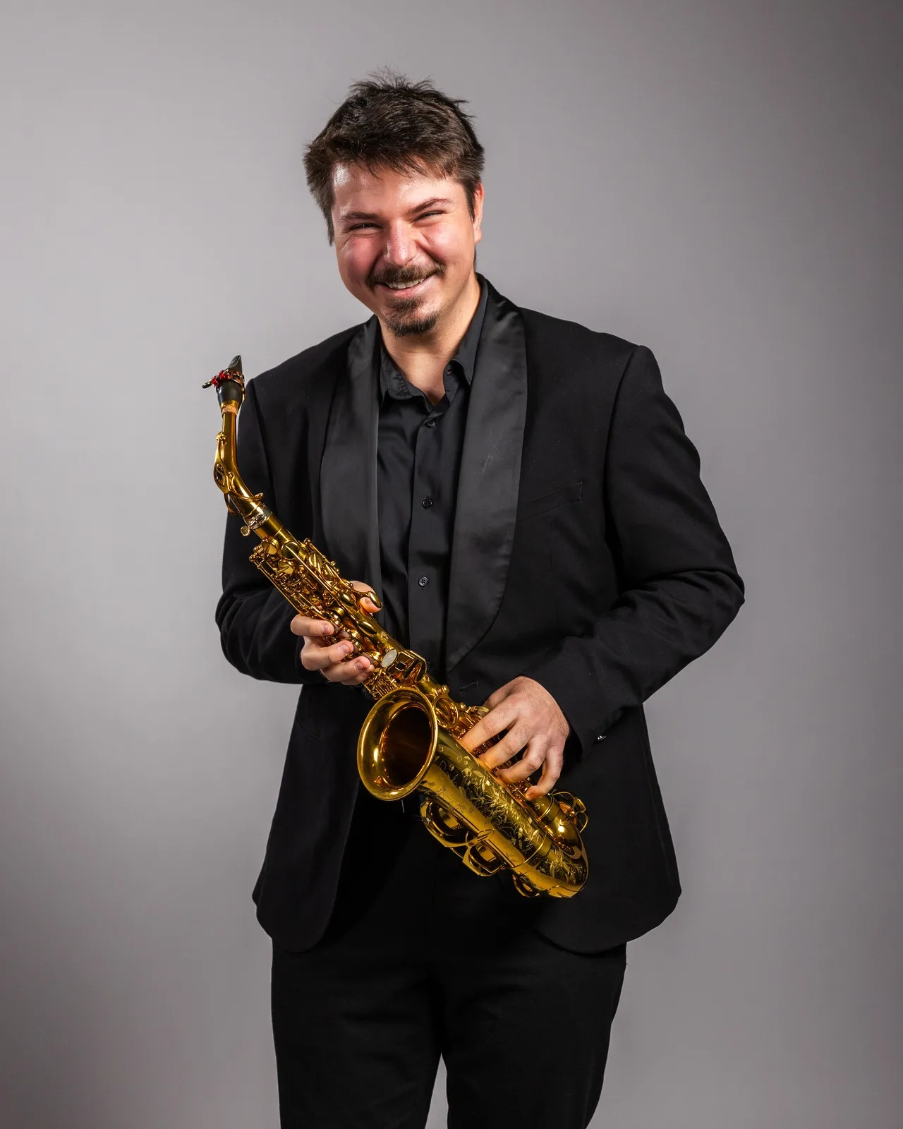 Nasmejan portret saksofonista