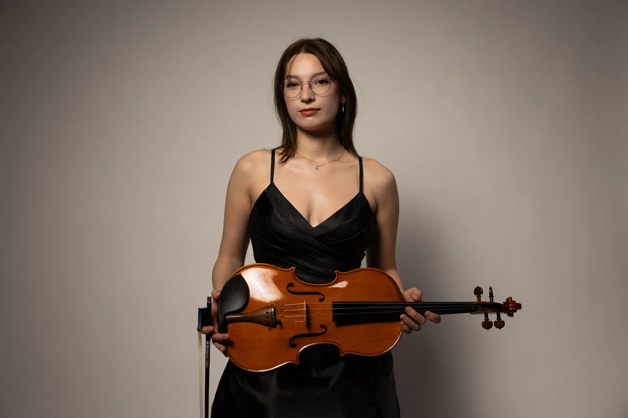 Portret violinistke z violino