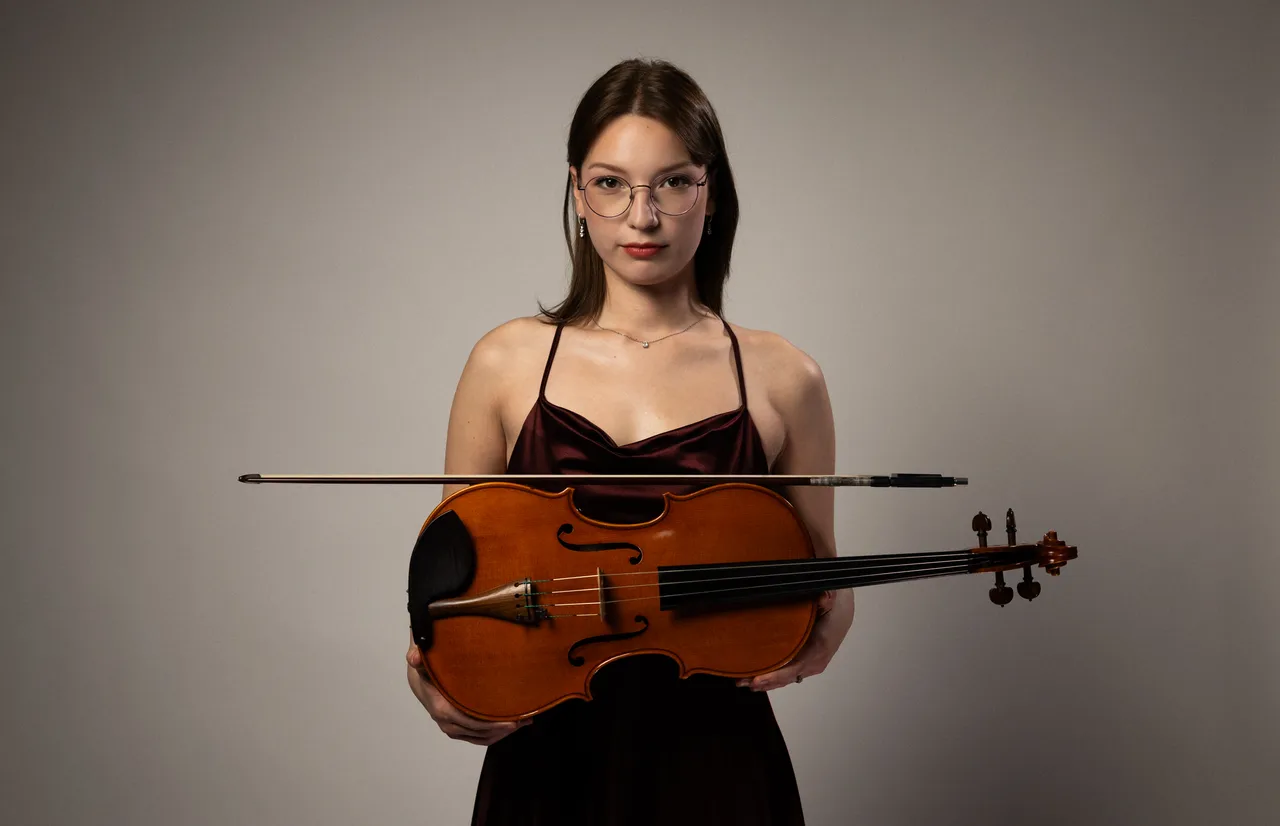 Portret violinistke z violino