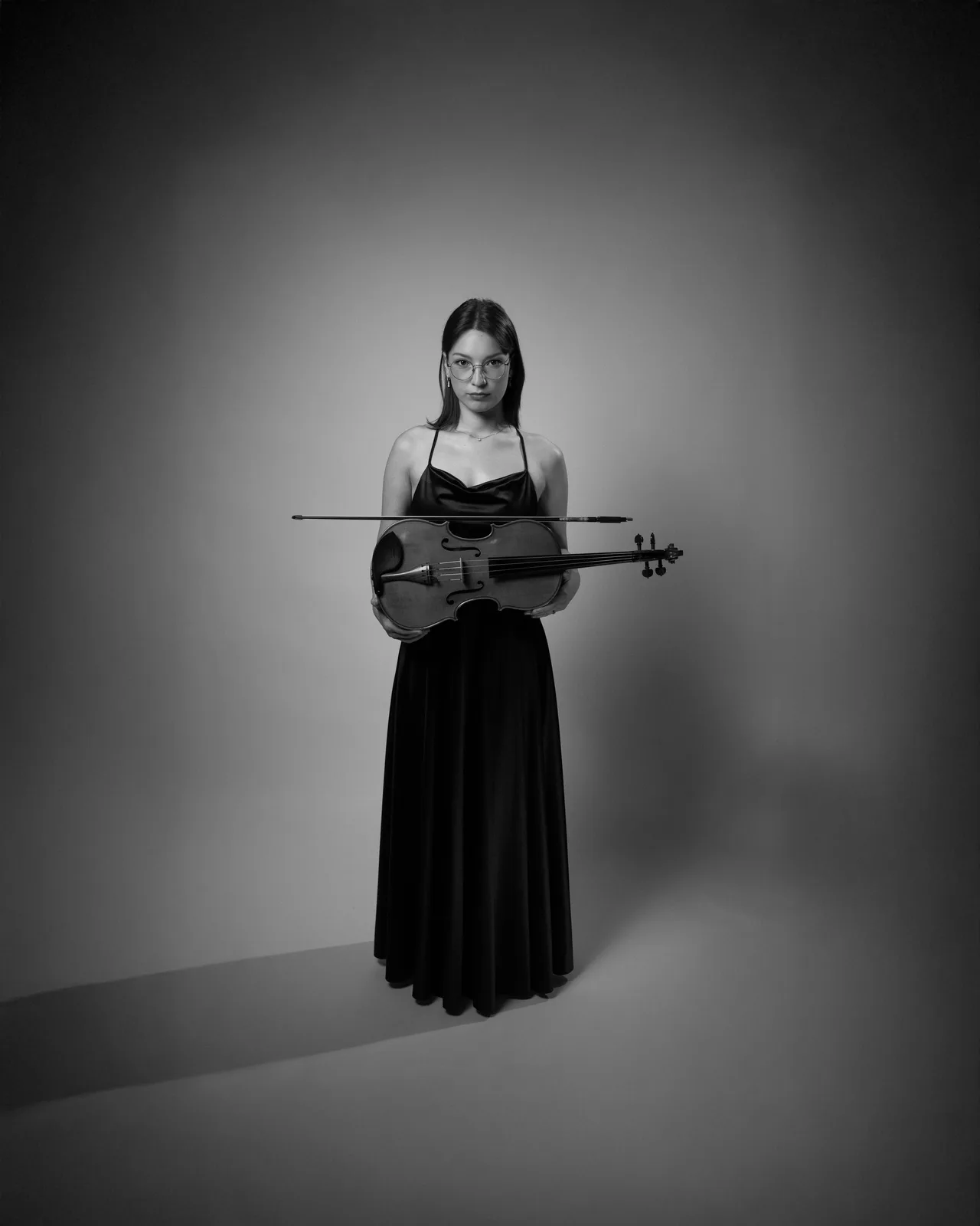 Portret violinistke z violino (črno-belo)